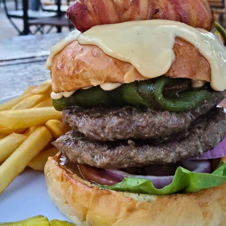 Hamburguesa con carne sonorense y papas en Tex Grill